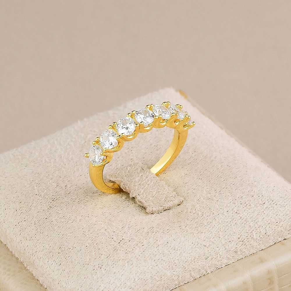 Anel Dourado Cravejado com Zircônias Cristais