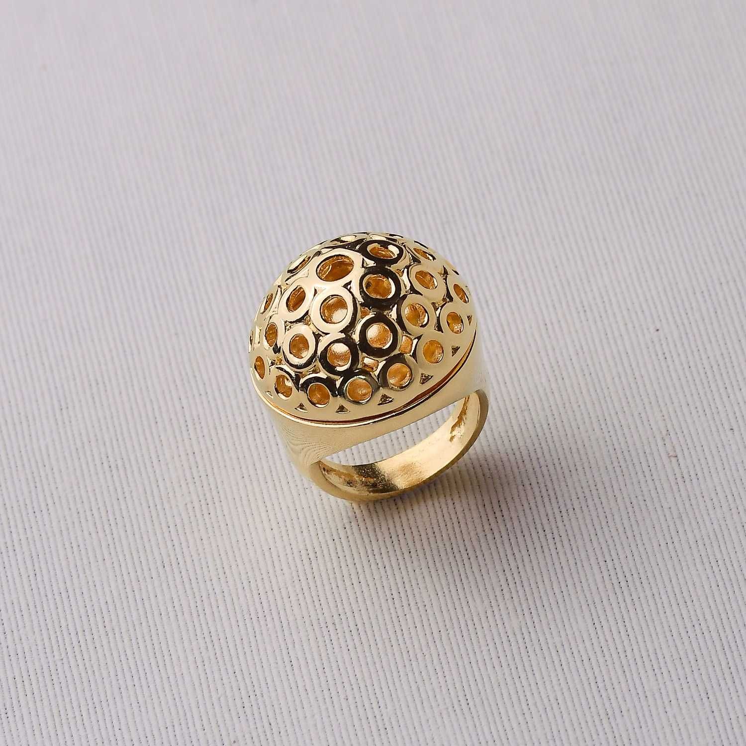 Anel Dourado com Esferas Vasadas em Metal