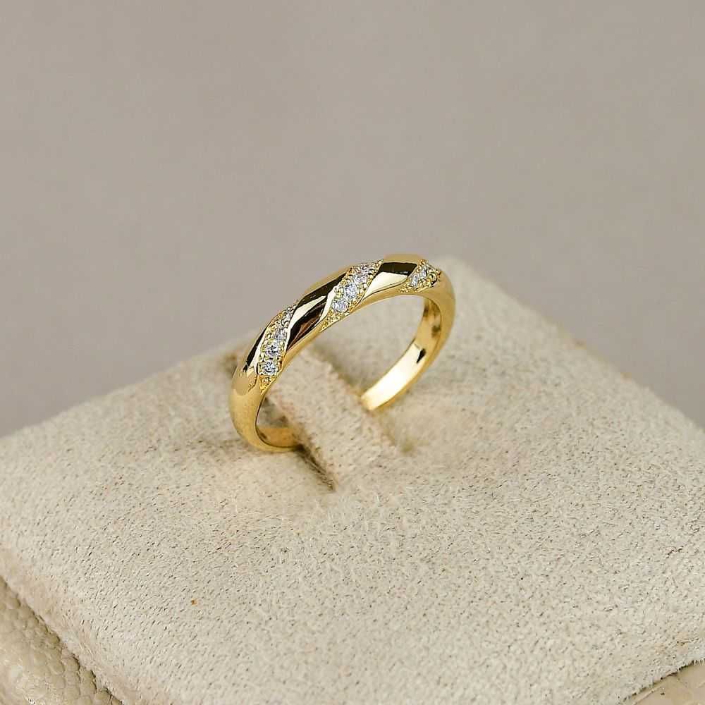 Anel Dourado Cravejado com Zircônias Cristais