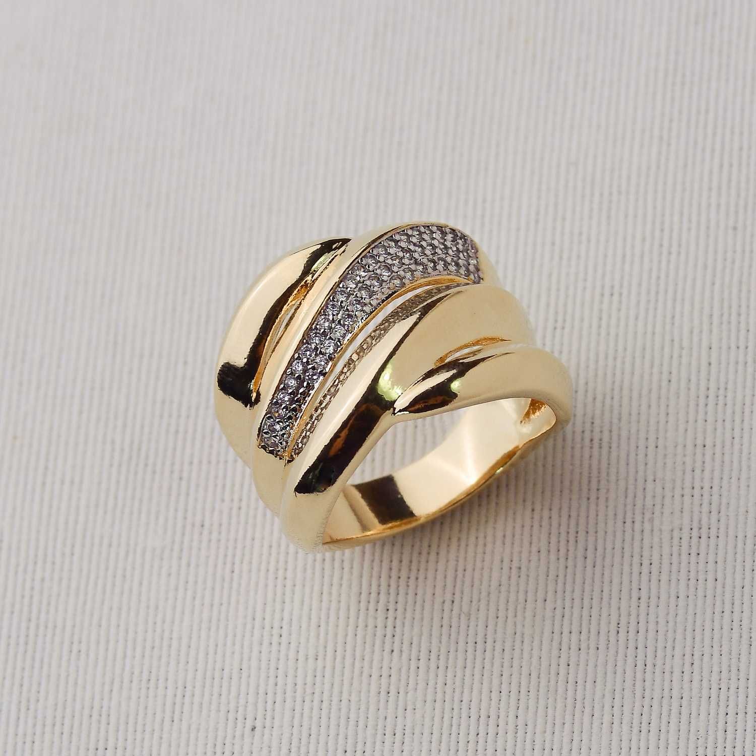 Anel Dourado Cravejado com Zircônias Cristais 