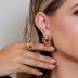 Anel dourado em metal entrelaçado
