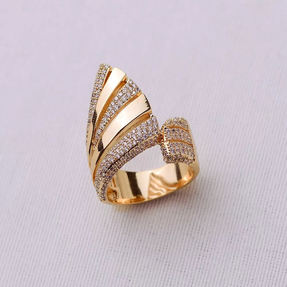 Anel dourado linhas cravejado e metal