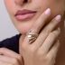 Anel dourado linhas cravejado e metal