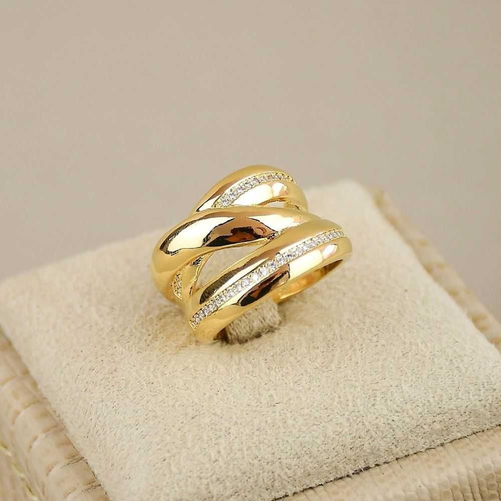 Anel Dourado Entrelaçado Cravejado com Zircônias