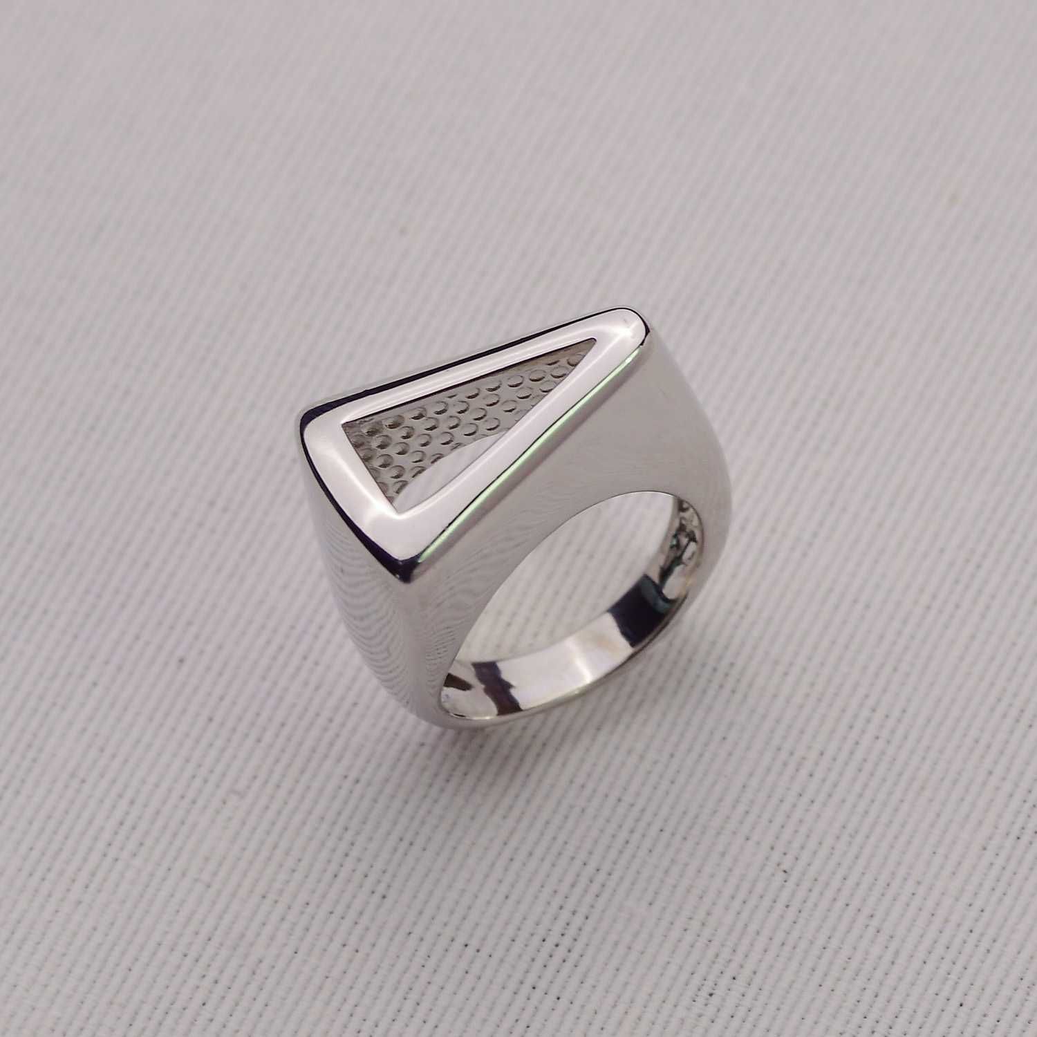 Anel Ródio Triangular em Metal