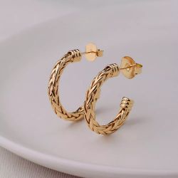 Argola dourado traçada em metal