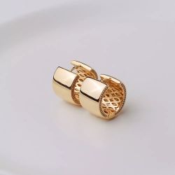 Argola em metal dourado