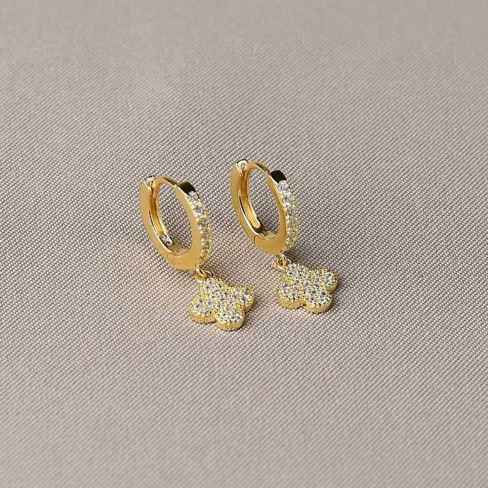 Brinco Dourado Argola com Pingente de Trevo Cravejada com Zircônias Cristais