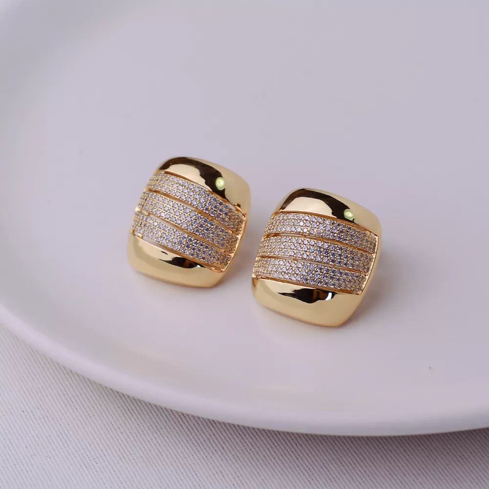 Brinco dourado cravejado