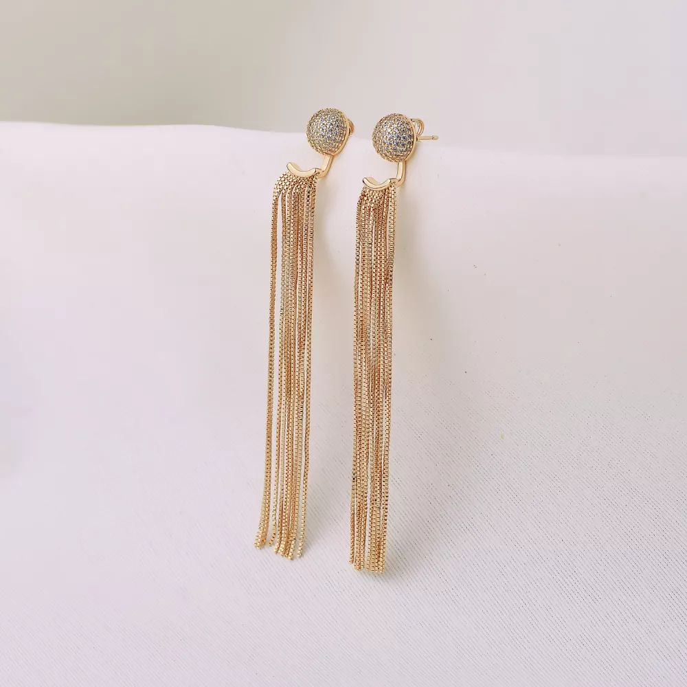 Brinco dourado cravejado com franja