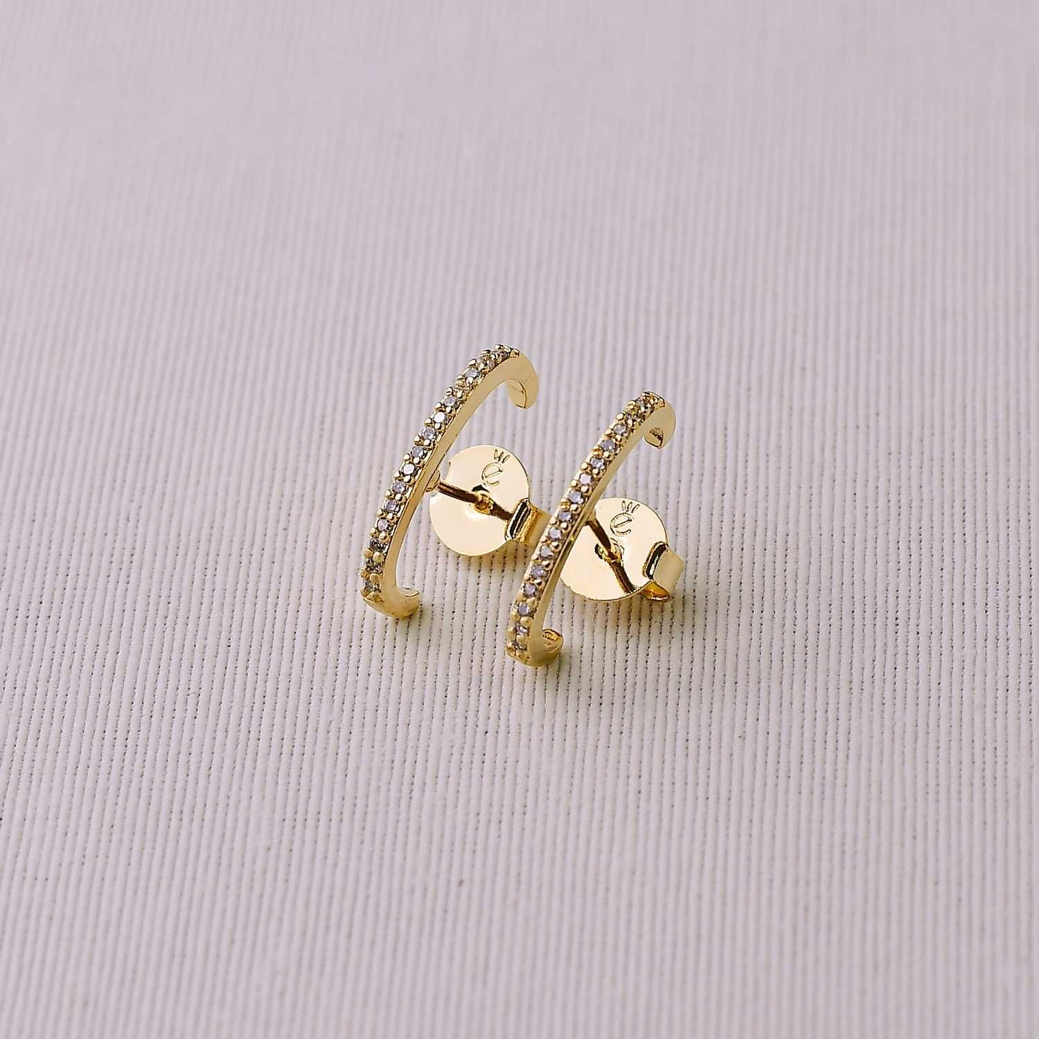 Brinco Dourado Ear Hook Cravejada com Zircônias Cristais