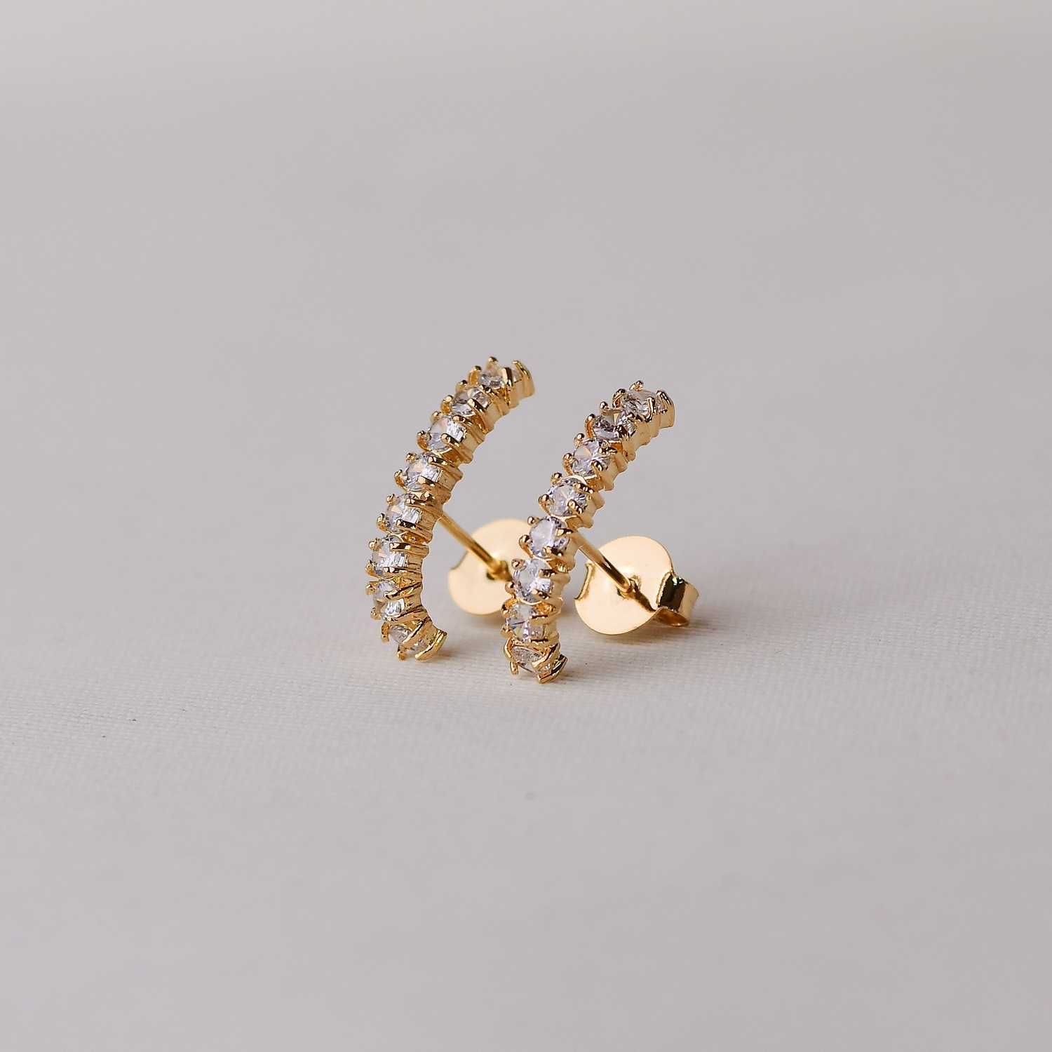 Brinco Dourado Ear Hook Cravejado com Zircônias Cristais