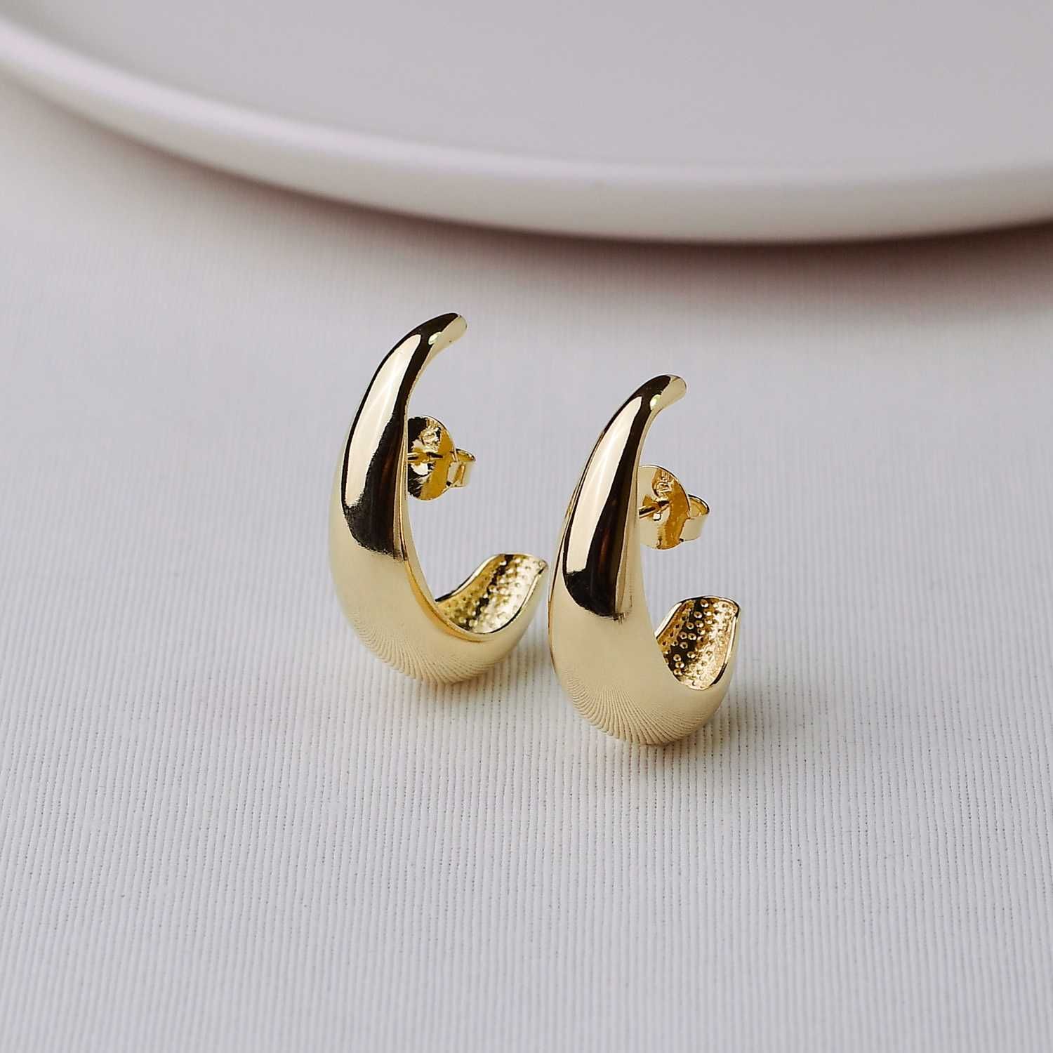 Brinco Dourado Ear Hook em Metal