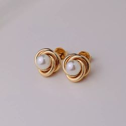 Brinco dourado em metal com pérola