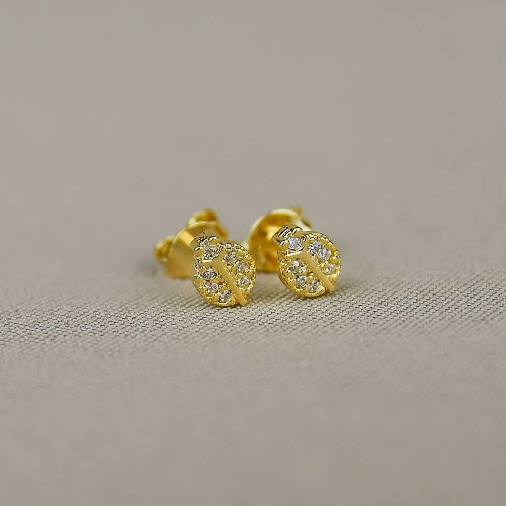 Brinco Dourado Infantil Joaninha Cravejada com Zircônias Cristais 