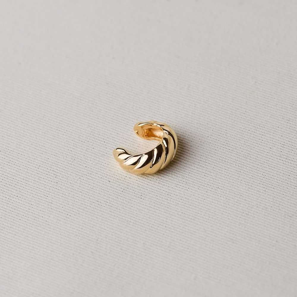 Piercing Dourado em Metal Torcido