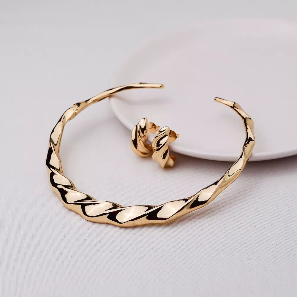 Conjunto dourado torcido em metal