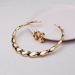 Conjunto dourado torcido em metal