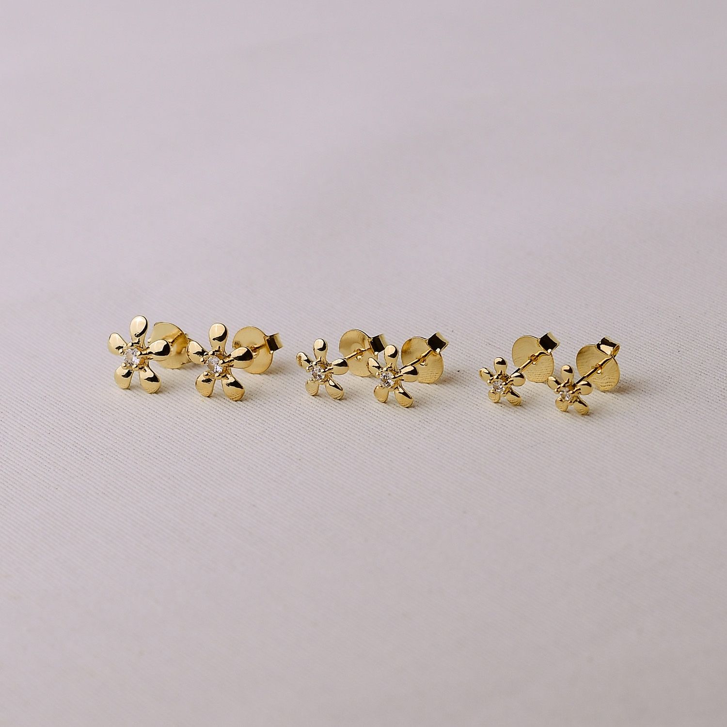 Brinco Dourado Trio de Flores Cravejados com Zircônias Cristais 11/9/7mm