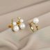 Brinco Ear Cuff Dourado com Pérolas Shell