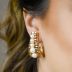 Brinco Ear Hook Dourado com Perolas Naturais