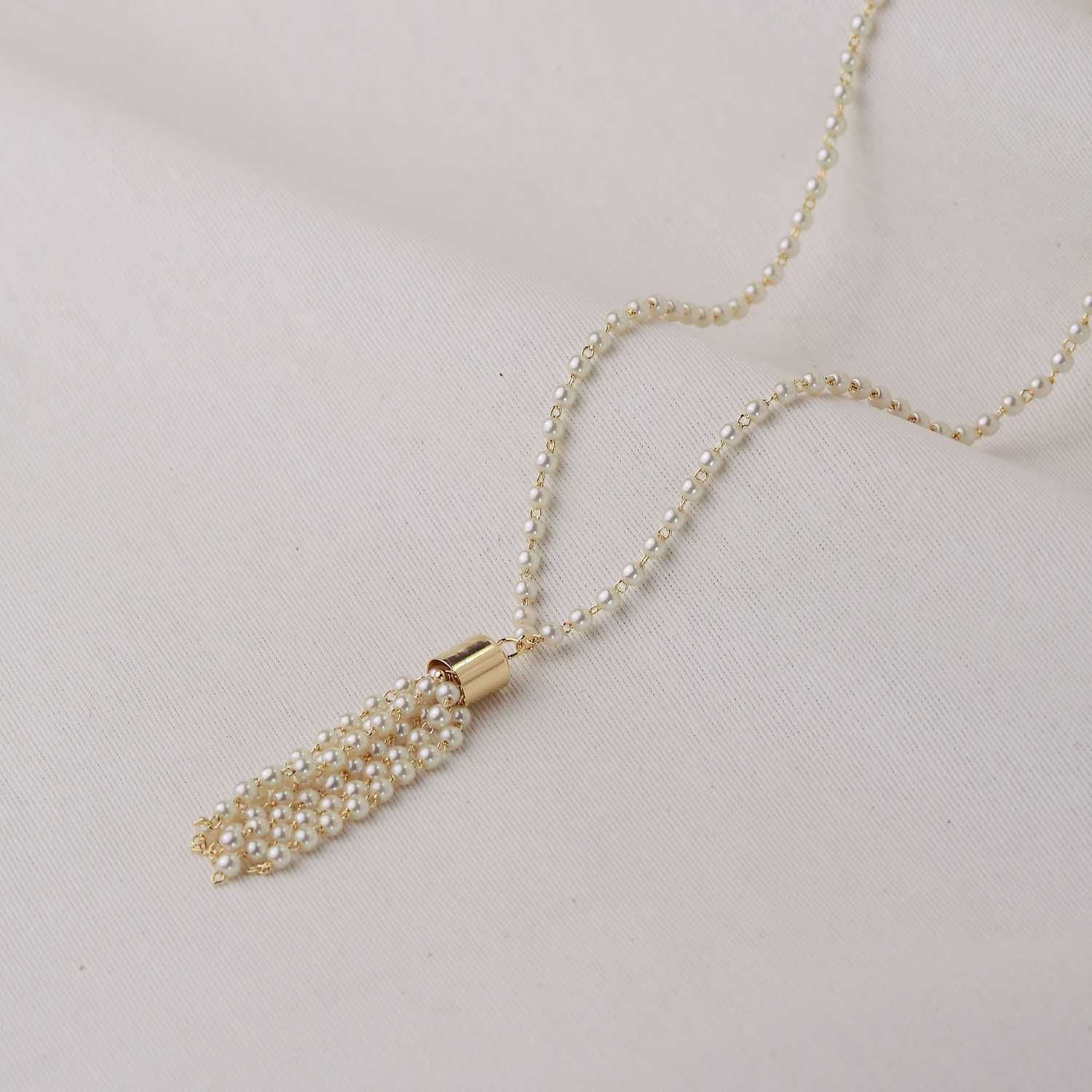 Colar Dourado Curto com Pérolas 3mm e Cacho 46cm