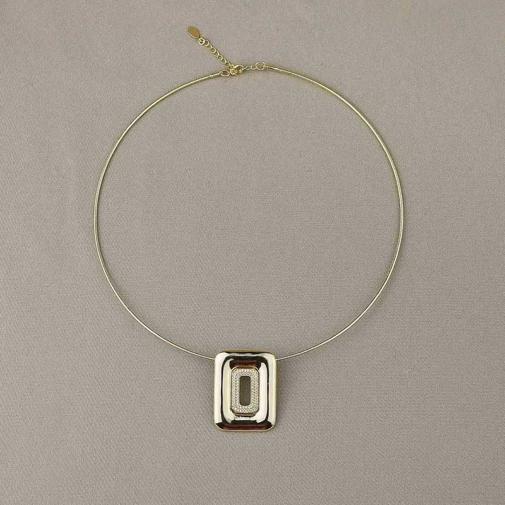 Colar Dourado em Aro com Pingente Retangular Cravejada com Zircônias Cristais 