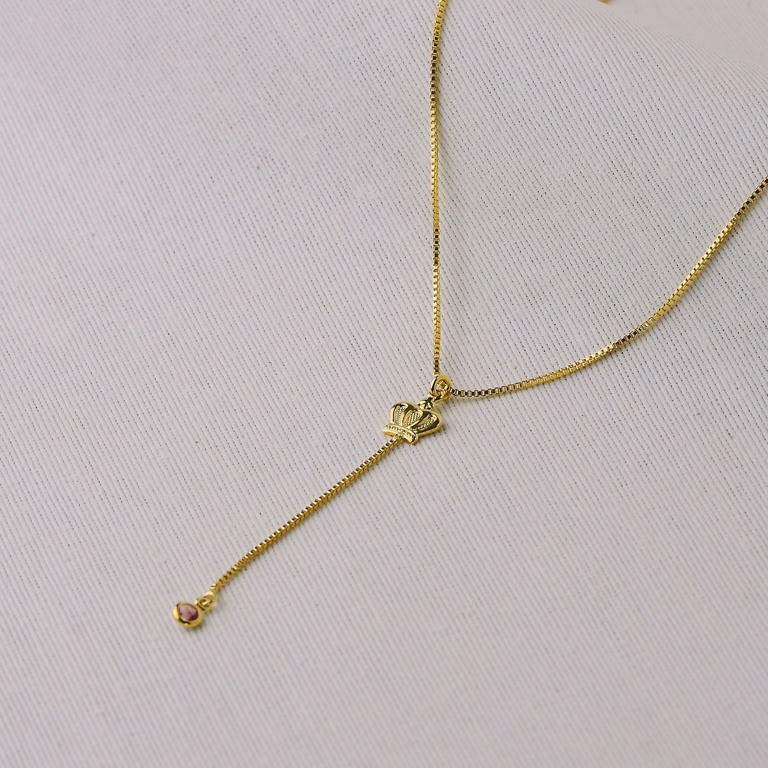 Colar Dourado Infantil Gravatinha Coroa e Ponto de Zircônia Rosa 36+3cm