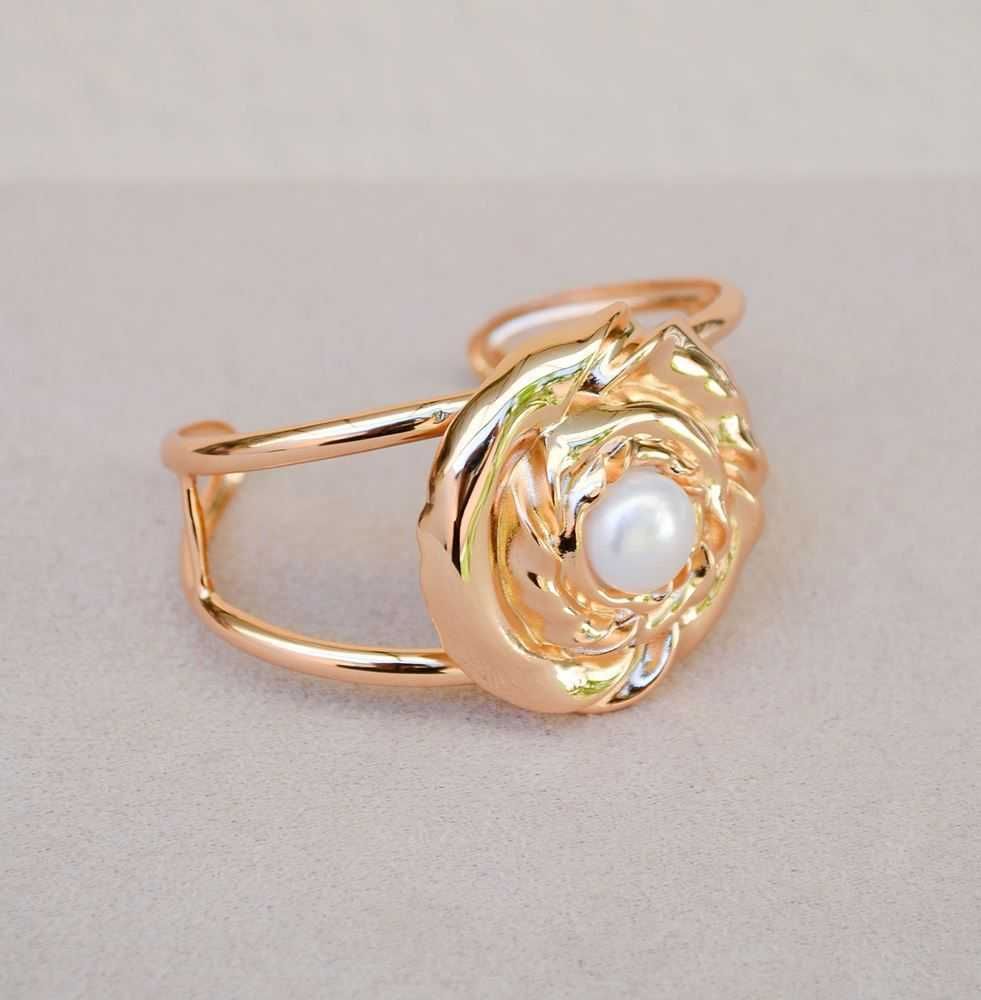 Pulseira Bracelete Dourado em Metal Torcido com Pérola 